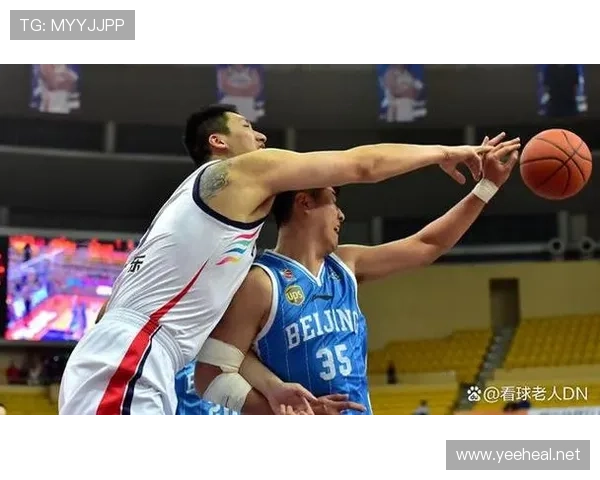 篮球比赛中干扰球判罚在NBA与国际篮联有何不同
